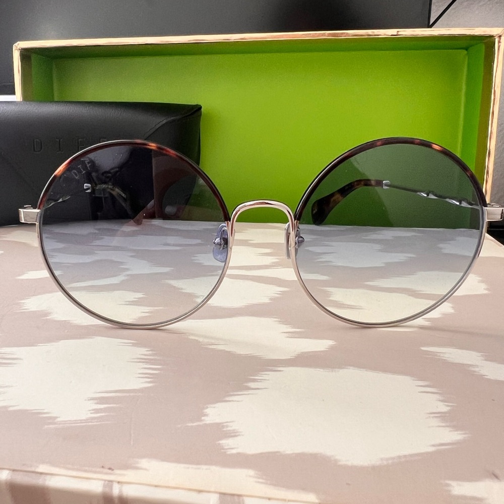 Diff Eyewear Tortoise Frame With Gradient Lenses - image 6